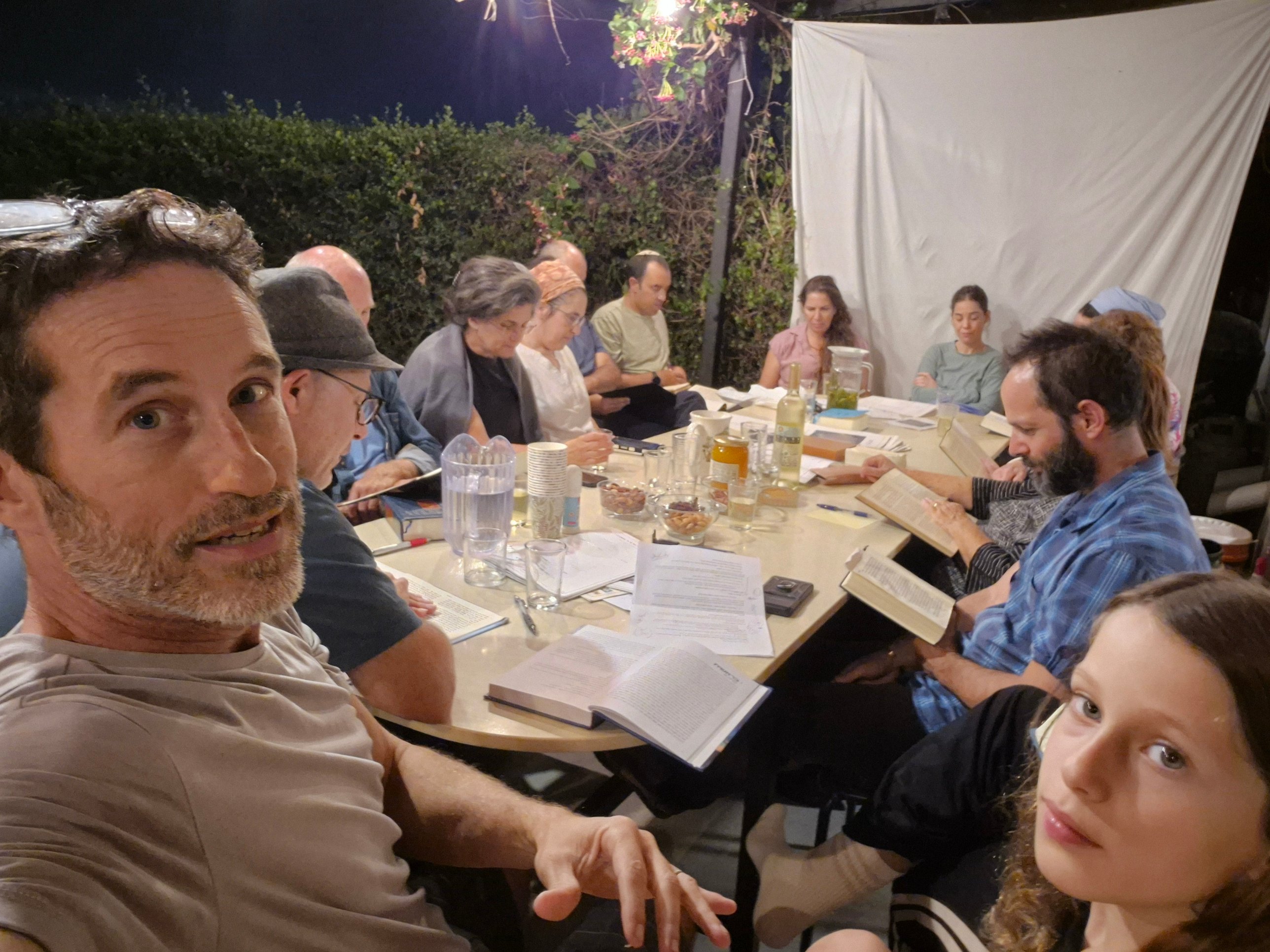 גאים להנחות יחד עם יותם זיו, בקיבוץ גבעת חיים איחוד, חוג שבועי של פרשת השבוע עבור קהל מעורב מהקיבוץ ומהמועצה האזורית עמק חפר. החוג עוסק בפרשה ובנושאי חינוך ומנהיגות שעולים ממנה.