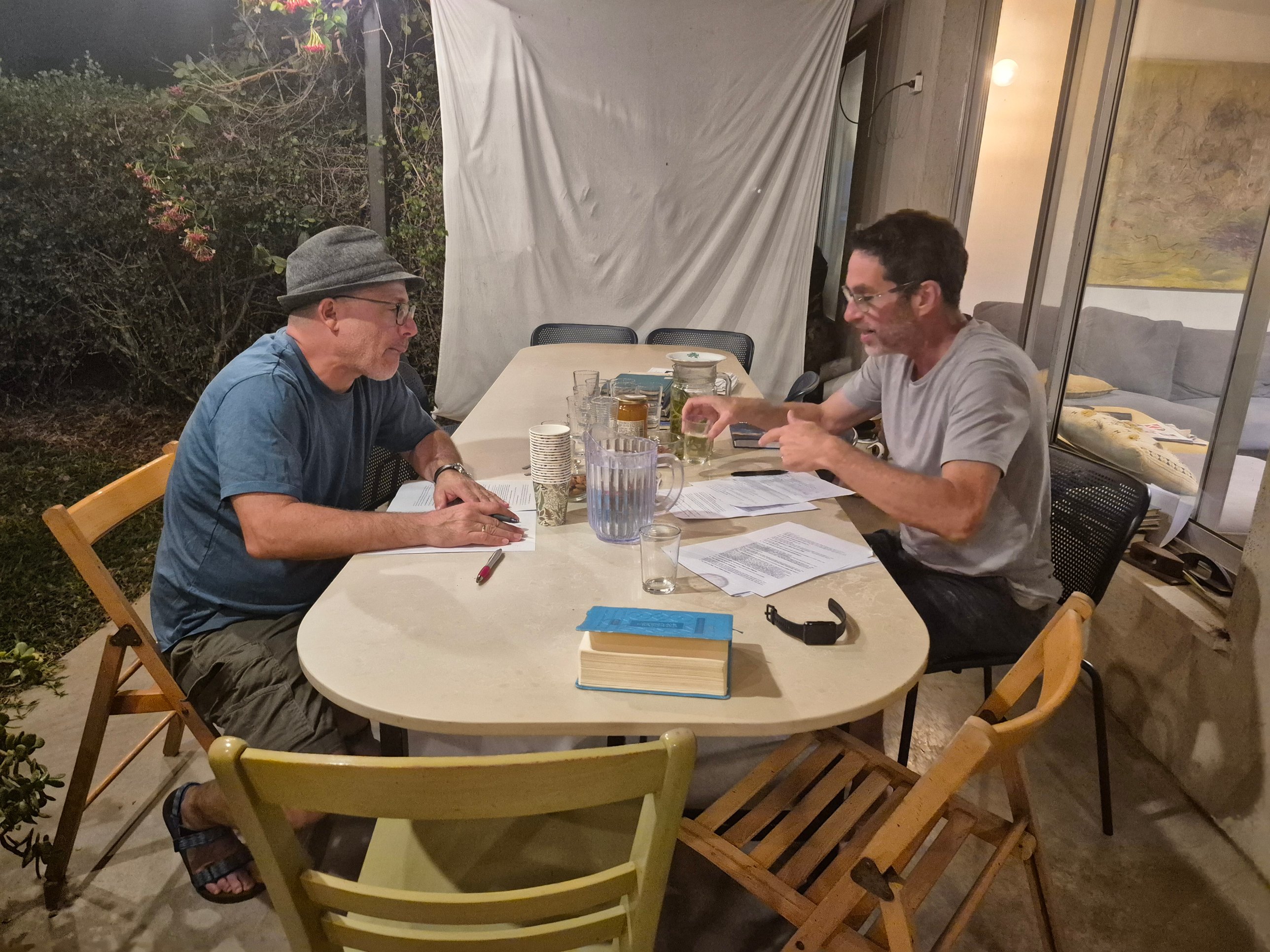 גאים להנחות יחד עם יותם זיו, בקיבוץ גבעת חיים איחוד, חוג שבועי של פרשת השבוע עבור קהל מעורב מהקיבוץ ומהמועצה האזורית עמק חפר. החוג עוסק בפרשה ובנושאי חינוך ומנהיגות שעולים ממנה.